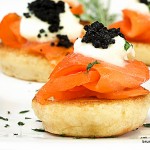 11-Blinis de Salmon Defumado com Caviar