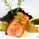 6-Salmon com Arroz Negro e Azeite de Manjericão